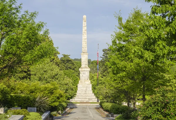 Columna grande en el cementerio de Oakland Atlanta - ATLANTA, GEORGIA - 21 DE ABRIL DE 2016 — Foto de Stock