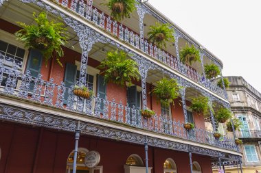 Tipik New Orleans Konakları ile demir balkon - New Orleans, Louisiana - 18 Nisan 2016