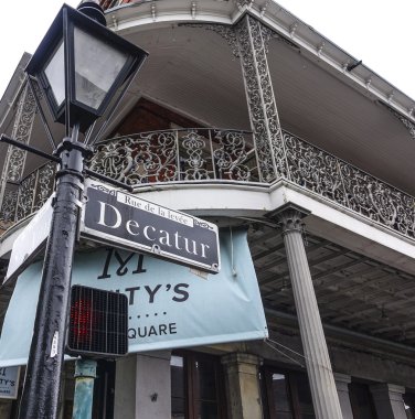 New Orleans Fransız çeyrek - New Orleans, Louisiana - 18 Nisan 2016 ünlü Decatur Caddesi