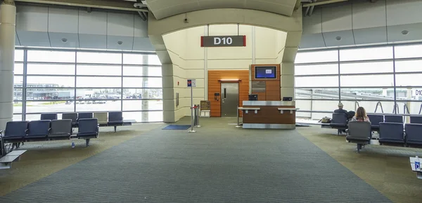 Portas de Partida no Aeroporto Internacional Louis Armstrong New Orleans - NOVOS ORLEANS, LOUISIANA - 18 de abril de 2016 — Fotografia de Stock