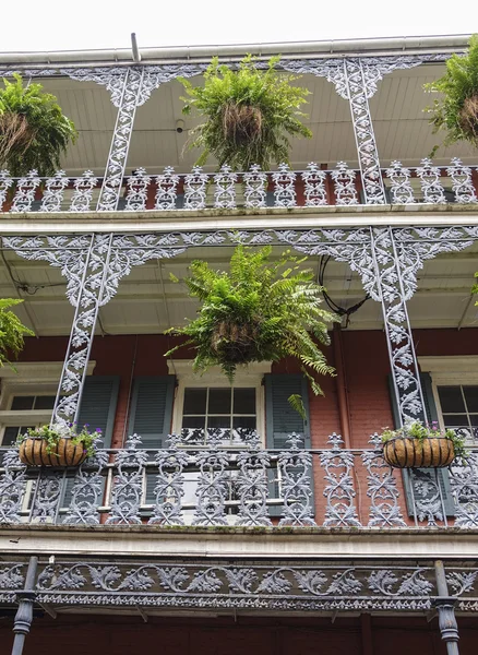 Tipik New Orleans Konakları ile demir balkon - New Orleans, Louisiana - 18 Nisan 2016 — Stok fotoğraf