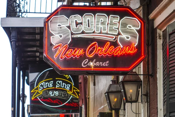 Clubs and restaurants in New Orleans Bourbon Street French Quarter - NEW ORLEANS, LOUISIANA - APRIL 18, 2016 — Stock Photo, Image