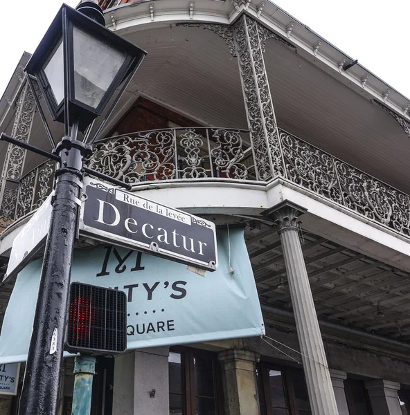 Famous Decatur Street in New Orleans French Quarter - NEW ORLEANS, LOUISIANA - APRIL 18, 2016 — Stock Photo, Image