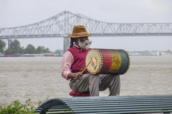 Músico callejero en Nueva Orleans sentado en Mississippi River - NEW ORLEANS, LOUISIANA - 18 de ABRIL de 2016 —  Fotos de Stock