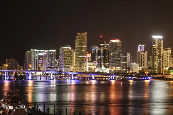 Die Skyline von miami downtown bei Nacht - miami, florida 11. April 2016 — Stockfoto