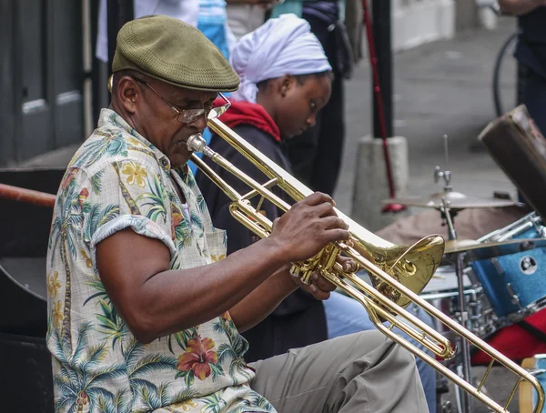 Typowy ulica muzyków do muzyki jazzowej w Nowym Orleanie - New Orleans, Lousiana - 17 kwietnia 2016 — Zdjęcie stockowe