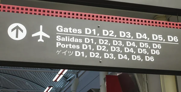 Direction signs to the Gates at Louis Armstrong New Orleans International Airport - NEW ORLEANS, LOUISIANA - APRIL 18, 2016 — Stock Photo, Image