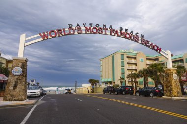 Uluslararası Yarış Pisti Bulvarı üzerindeki Daytona Plajı tabelasına hoş geldiniz. DAYTONA, FLORIDA - 15 Nisan 2016