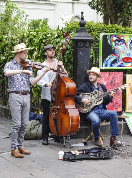 Músicos de rua típicos para a música jazz em Nova Orleães - NOVOS ORLEANS, LOUSIANA - 17 de abril de 2016 — Fotografia de Stock