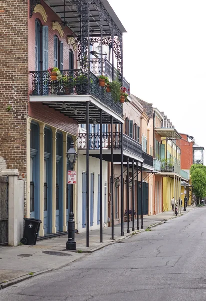 Vista típica de la calle French Quarter en Nueva Orleans - NUEVOS ORLEANES, LOUISIANA - 18 DE ABRIL DE 2016 —  Fotos de Stock