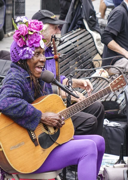Des musiciens de rue typiques du jazz à la Nouvelle-Orléans - NOUVELLE-ORLÉANS, LOUSIANE - 17 AVRIL 2016 — Photo