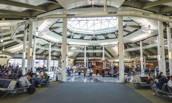 Portas de Partida no Aeroporto Internacional Louis Armstrong New Orleans - NOVOS ORLEANS, LOUISIANA - 18 de abril de 2016 — Fotografia de Stock