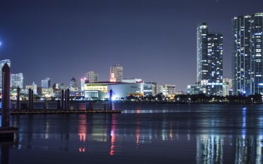 Gece tarafından renkli Miami manzarası