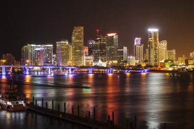Gece tarafından renkli Miami manzarası