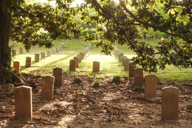 Askeri mezarlığı - arka ışık - Atlanta, Georgia - 20 Nisan 2016 yılında mezar taşları