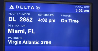 Delta uçakla Miami'ye - New York, ABD - 9 Nisan 2016 için kapısında bilgi ekranı