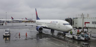 Delta uçak kalkış - New York, ABD - kapısında 9 Nisan 2016 bekliyor