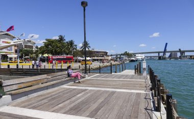 Miami Bayside güneşli bir günde - New York, ABD - 9 Nisan 2016 rahatlatıcı