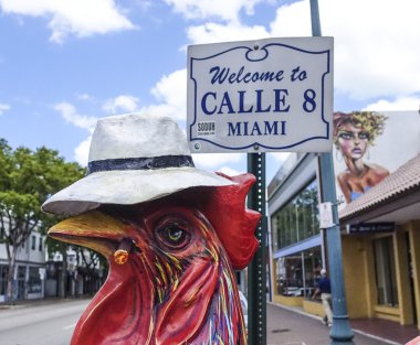 Calle 8 Miami Florida - Miami küçük Havana hoş geldiniz işareti. Florida - 10 Nisan 2016