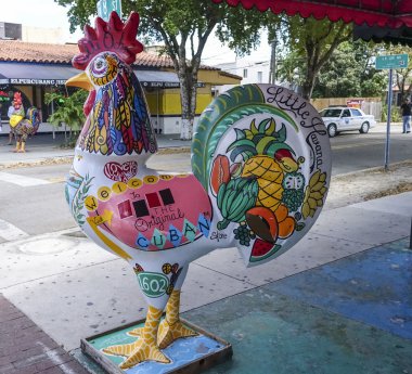 Küçük Havana'da ziyaretçi merkezi - Miami horoz heykeli. Florida - 10 Nisan 2016