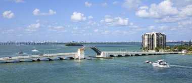 Miami - Miami Venedik causeway köprü. Florida - 10 Nisan 2016