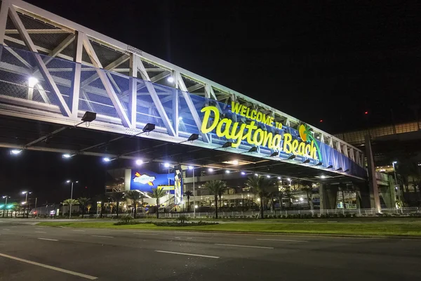 Bienvenido a Daytona Beach firmar por la noche- DAYTONA, FLORIDA - ABRIL 15, 2016 — Foto de Stock