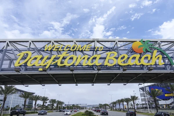 Välkommen till Daytona Beach skylt på International Speedway Blvd- DAYTONA, FLORIDA - APRIL 15, 2016 — Stockfoto