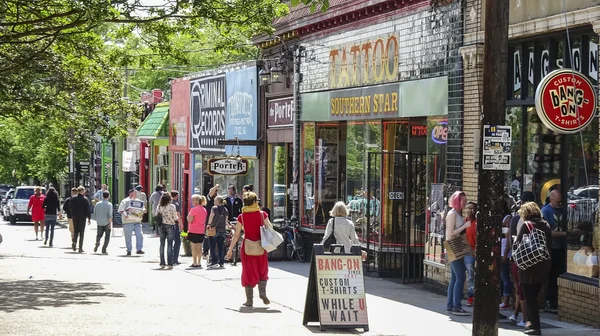 Compras no bairro Little 5 Points Atlanta - ATLANTA, GEORGIA - ABRIL. 20 2016 — Fotografia de Stock