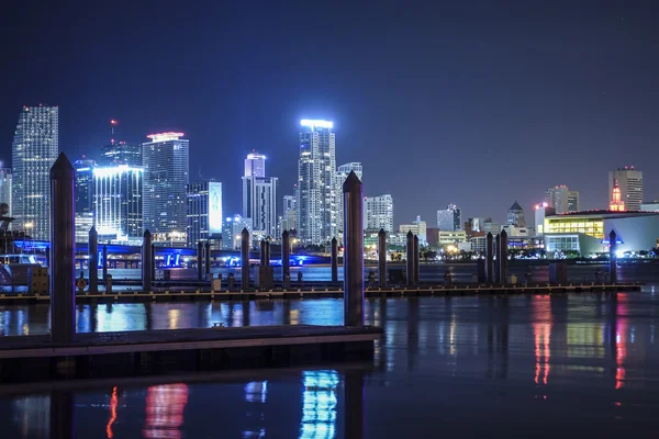 Kleurrijke Miami skyline bij nacht — Stockfoto