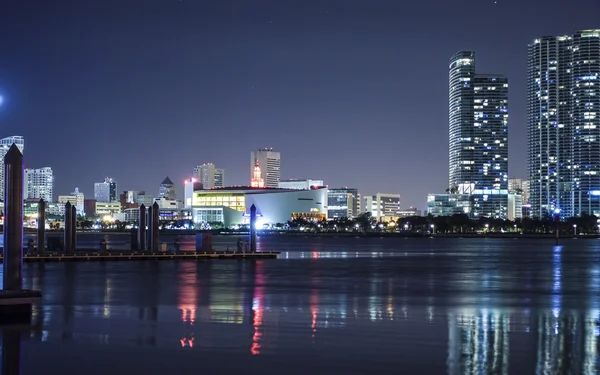 Kleurrijke Miami skyline bij nacht — Stockfoto