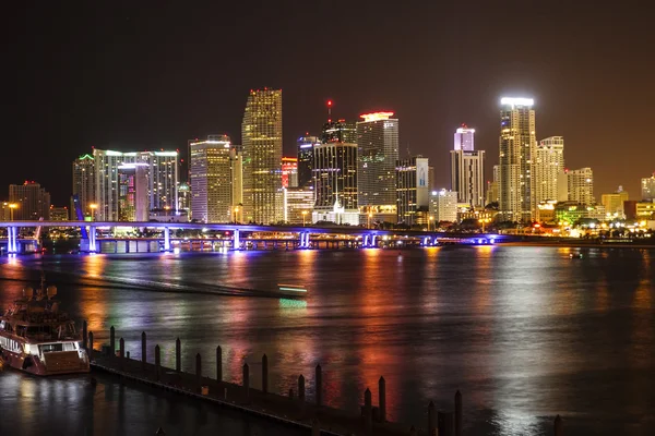 Colorido horizonte de Miami por la noche — Foto de Stock