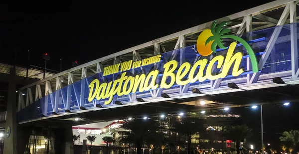 Welcome to Daytona Beach sign at night- DAYTONA, FLORIDA - APRIL 15, 2016 — Stock Photo, Image