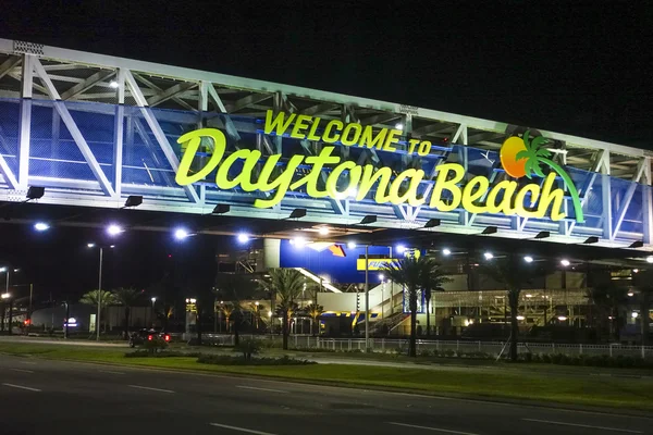 Välkommen till Daytona Beach tecken på natten - Daytona, Florida - 15 April 2016 — Stockfoto