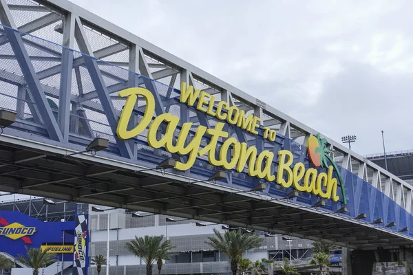 Welcome to Daytona Beach sign on International Speedway Blvd- DAYTONA, FLORIDA - APRIL 15, 2016 — Stock Photo, Image