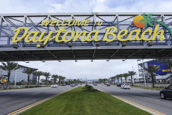 Welkom bij Daytona Beach teken op International Speedway Blvd- DAYTONA, FLORIDA - APRIL 15, 2016 — Stockfoto