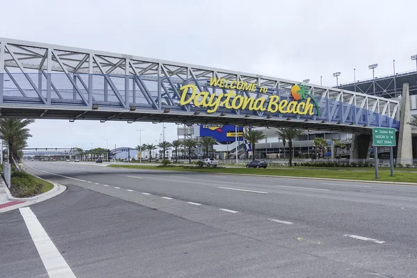 Välkommen till Daytona Beach skylt på International Speedway Blvd- DAYTONA, FLORIDA - APRIL 15, 2016 — Stockfoto