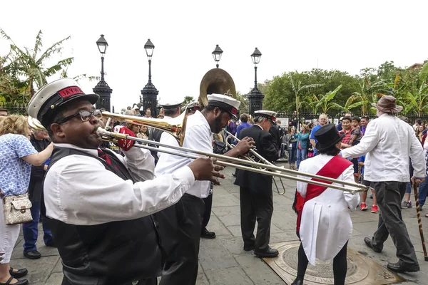 Typowy ulica muzyków do muzyki jazzowej w Nowym Orleanie - New Orleans, Lousiana - 17 kwietnia 2016 — Zdjęcie stockowe