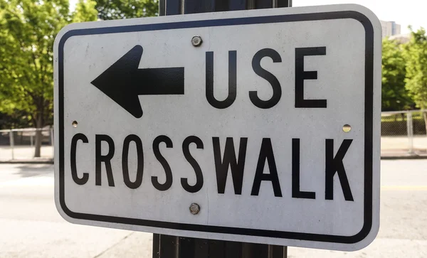 使用人行横道在亚特兰大-佐治亚州亚特兰大市的街道上签署 2016 年 4 月 20 日 — 图库照片