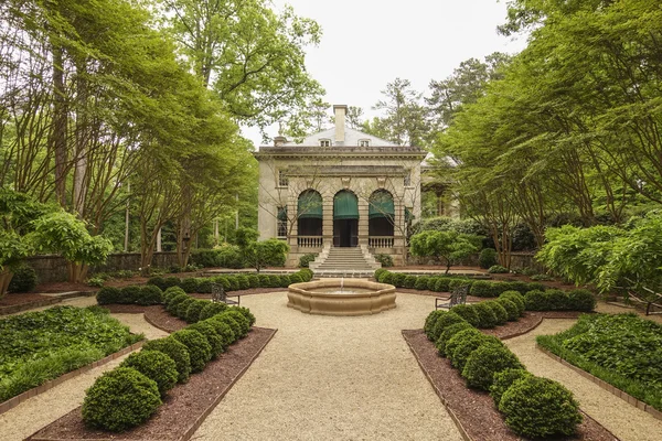 Swan House with garden in Atlanta - ATLANTA, GEORGIA - April 20, 2016 — стоковое фото