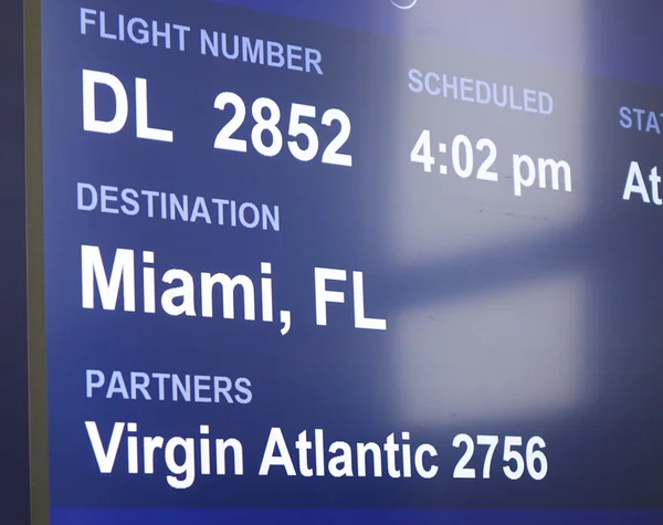 Información Pantalla en la puerta para Delta Vuelo a Miami - NUEVA YORK, EE.UU. - 9 DE ABRIL DE 2016 — Foto de Stock