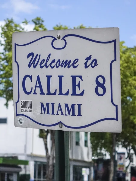 欢迎来到 Calle 8 在小哈瓦那迈阿密-迈阿密。佛罗里达州-2016 年 4 月 10 日 — 图库照片