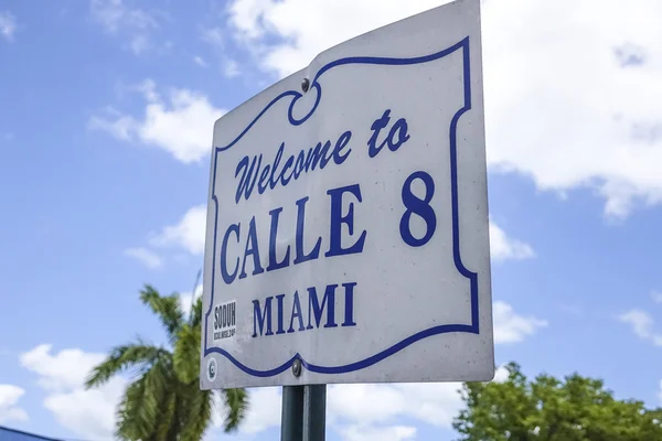 在 Calle 8 迈阿密佛罗里达-迈阿密的小哈瓦那值得欢迎的迹象。佛罗里达州-2016 年 4 月 10 日 — 图库照片