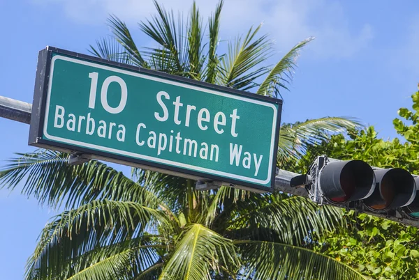 Straatnaambord aan Miami Beach Florida - Miami. Florida - 10 April 2016 — Stockfoto