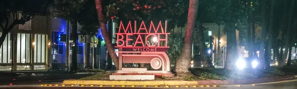 Gece - Miami Miami Beach hoş geldiniz işareti. Florida - 10 Nisan 2016 — Stok fotoğraf