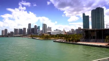 Güneşli bir günde Miami 'nin silüeti