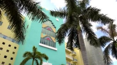Miami Beach 'teki Art Deco bölgesinin renkli evleri
