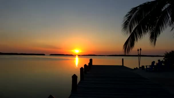 Romantische zonsondergang aan een paradijselijke baai in de Keys — Stockvideo