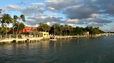 Miami 'nin etrafındaki güzel adalarda özel ünlü konakları var.
