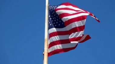 Amerika Birleşik Devletleri bayrağı rüzgarda dalgalanıyor