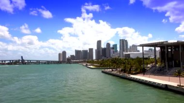 Güneşli bir günde Miami 'nin silüeti